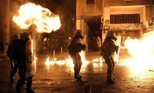 Επίθεση με βόμβες μολότοφ κοντά στα γραφεία του ΠΑΣΟΚ στα Εξάρχεια